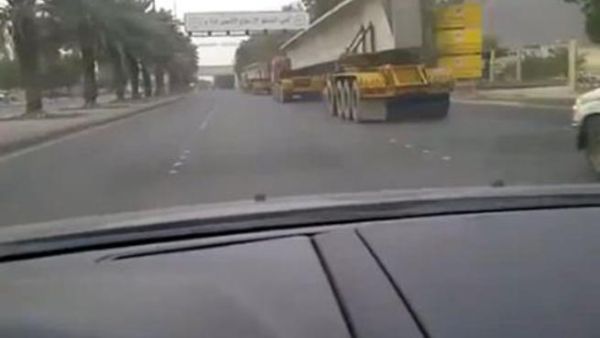 المتهور السعودي للعبور تحت الشاحنة