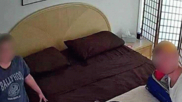 أوقف موقع "AirBNB" التعامل مع مالك الشقة، الذي يملك عقارات أخرى مسجلة على الموقع للإيجار