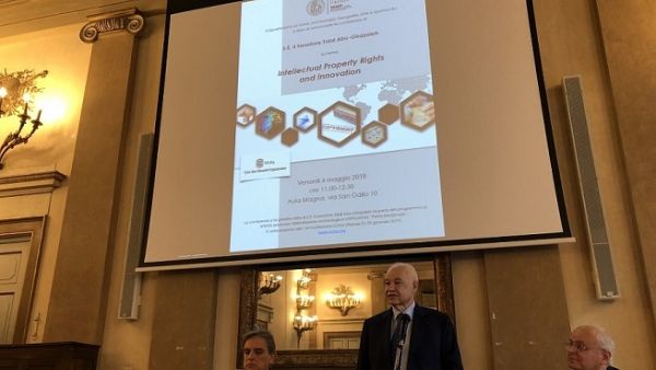 أشار الدكتور أبوغزاله الذي عمل مع العديد من المؤسسات العالمية المتخصصة بالملكية الفكرية لأكثر من 60 عاما، في حديثه للطلاب الى ان الملكية الفكرية اخترعت لتشجيع الابداع والابتكار.