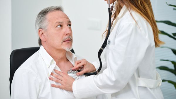 من أسباب تسارع ضربات القلب تناول الأدوية المنشّطة