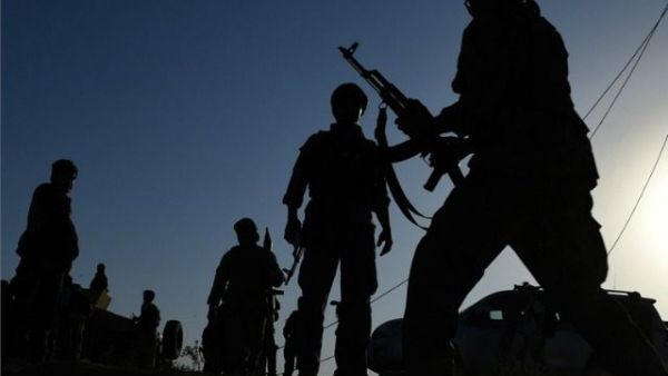 يتردد المقاتلون وذووهم في الكلام.

