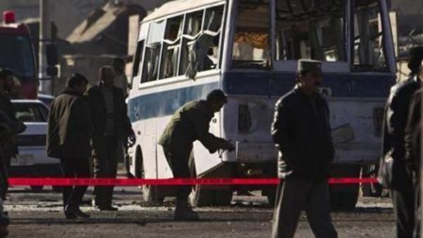 صورة أرشيفية لأفراد من الأمن الأفغاني يجمعون أدلة في موقع هجوم انتحاري بقنبلة في كابول يوم 12 يناير كانون الثاني 2011.
