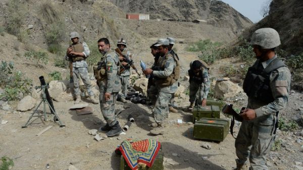 Afghan border policemen take their positions following clashes with Pakistani forces on the border between Afghanistan and Pakistan in eastern Nangarhar province on June 15, 2016. (AFP/Noorullah Shirzada)