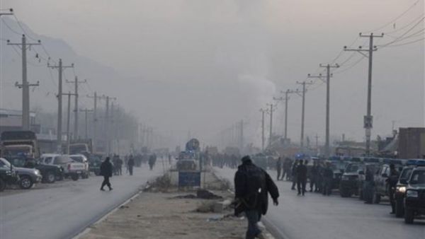 الدخان ينطلق من حافلة الجيش الافغاني التي هاجمها الانتحاريان في كابول/أ.ف.ب