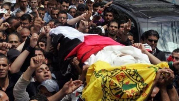 تشييع فلسطيني استشهد خلال مواجهات مع جنود اسرائيليين على الحدود بين لبنان واسرائيل
