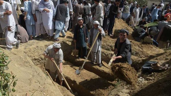 تشييع ضحايا تفجير انتحاري وهجوم مسلح تبناه (داعش) على مسجد للشيعة في كابول