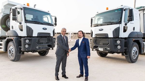 سنان أوغلو ، مدير منطقة الشرق الأوسط في شاحنات فورد ، أشوك خانا ، الرئيس التنفيذي لشركة الطاير للسيارات