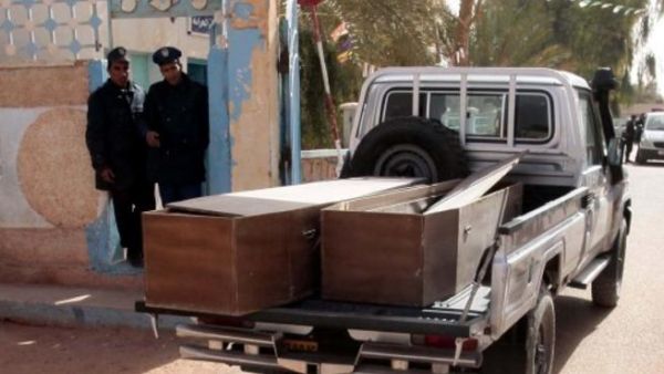 سيارة تحمل نعوشا فارغة في طريها لنقل ضحايا العملية/ا.ف.ب