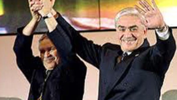 أبرزت صور تناقلتها مواقع تواصل إجتماعي تعباً بادياً على الرئيس السابق جراء تقدمه في السن، و