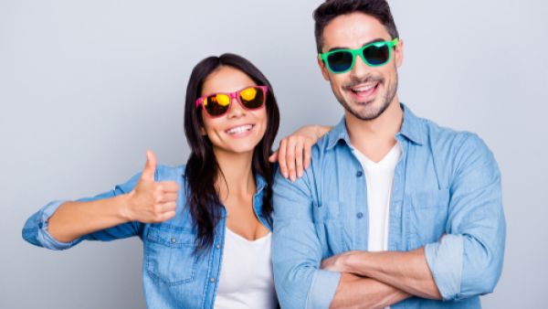 النساء يفضلن من يجعلهن مبتسمات (shutterstock.com)