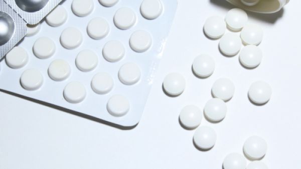 تناول المسكنات ومضادات الالتهاب يؤدي إلى الإصابة بفشل في القلب (shutterstock.com)