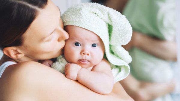 ينصح بالابتعاد عن غسل ملابس الأطفال بمنظفات الغسيل العطرية (shutterstock.com)