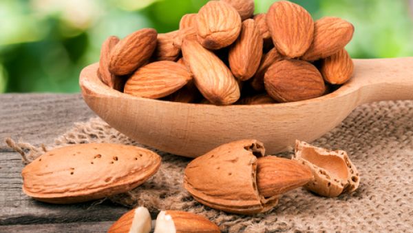 للوز فائدة أخرى مهمة وهي خفض الوزن الزائد