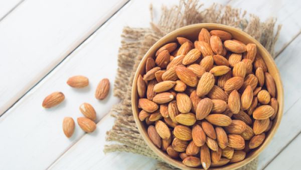 من فوائد اللوز أنه يحمي البشرة من أشعة الشمس
