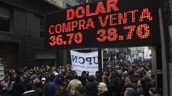Argentine government workers protest against layoffs in the capital, Buenos Aires, September 3, 2018. (AFP/FILE)