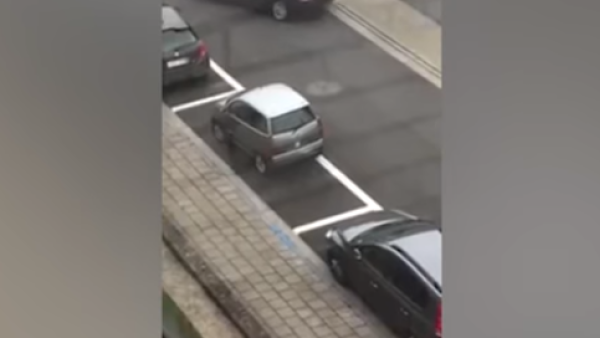 الفتاة وهي تحاول إيقاف سيارتها