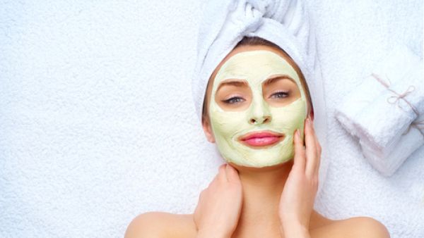 من أفضل الحلول الطبيعية التي تساعدك على شد البشرة هي الخلطات الطبيعية