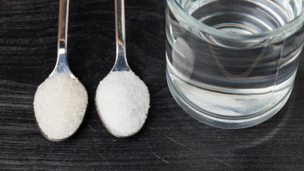 اخلطي الملح مع كوب ماء وتناوليه مع وجبة الإفطار