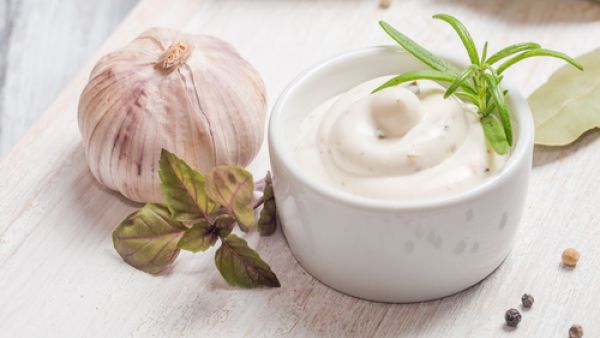 اللبن غني البكتريا المفيدة التي تساعد على الحفاظ على الجهاز المناعي 