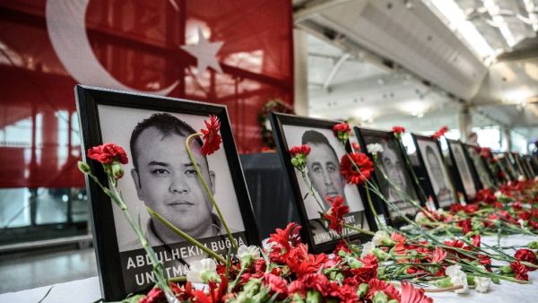 A makeshift memorial to killed airport employees at Ataturk airport in Istanbul on June 30, 2016 (AFP/Ozan Kose)