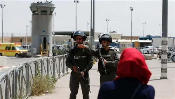 Israeli soldiers stand guard at the Qalandiya checkpoint, between al-Quds (Jerusalem) and the West Bank city of Ramallah, after two Palestinians were shot dead on April 27, 2016. (AFP/File) 