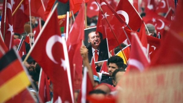 Supporters of Turkish President Recep Tayyip Erdogan attend a rally in Cologne, on July 31, 2016. (AFP/Henning Kaiser)