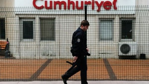  Turkish police detained the editor-in-chief of the opposition newspaper Cumhuriyet in Istanbul and 13 arrest warrants have been issued for the daily's journalists and executives. (AFP/File)