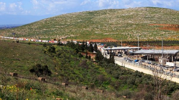 Trucks wait at the Cilvegozu border crossing between Turkey and Syria near Hatay on February 13, 2013 (AFP/File)