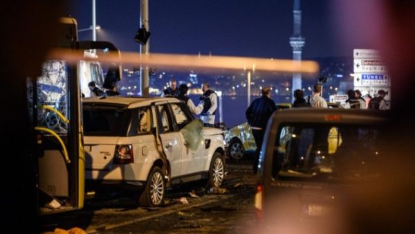Turkish police officers and forensic work on the site where a car bomb exploded near the stadium of football club Besiktas in central Istanbul on December 10, 2016. (AFP/Ozan Kose) Turkish police officers and forensic work on the site where a car bomb exploded near the stadium of football club Besiktas in central Istanbul on December 10, 2016. (AFP/Ozan Kose)