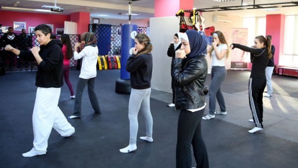 Jordanian Lina Khalifeh (L) teaches a self-defense class on February 15, 2016 in the Jordanian capital Amman. (AFP/File)