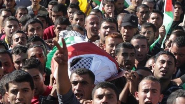 Palestinian mourners carry the body of Mahmud Shalaldeh, 18, who was shot by Israeli troops during clashes the previous day in Hebron, during his funeral on November 13, 2015. (AFP/Hazem Bader)