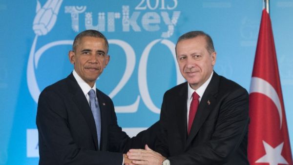 US President Barack Obama (left) and his Turkish counterpart Recep Tayyip Erdogan shake hands during a meeting on the sidelines of the G20 summit in Antalya, on November 15, 2015. (AFP/Saul Loeb)