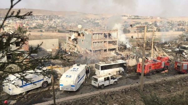 Turkish police and firefighters parked near a destroyed police headquarters in Cizre, southeastern Turkey, after a car bombing on August 26, 2016. (AFP/File)