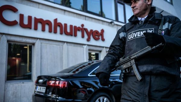 A security agent outside the headquarters of opposition newspaper, Cumhuriyet, in Istanbul in October. (AFP Photo/Ozan Kose)