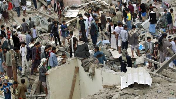 Vendors salvage goods from under the rubble of their shops following an airstrike by Saudi Arabia on the Yemeni capital, Sana'a, July 20, 2015. (AFP/File)  
