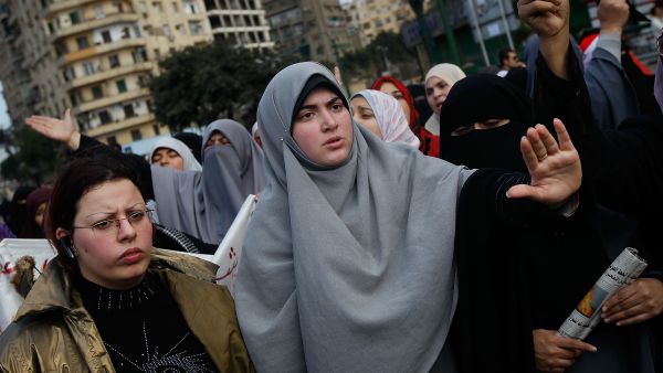 محكمة مصرية تعاقب 13 شرطيا بالحبس لإدانتهم بالتجمهر واحتجاز ضابط
