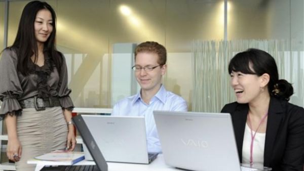 موظفون في مكان عملهم موظفون في مكان عملهم