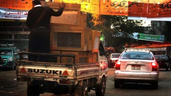 رجل أمن مصري يمسك صندوق اقتراع متجها إلى مركز انتخابي حيث تجري انتخابات مجلس الشعب اليوم الأحد رجل أمن مصري يمسك صندوق اقتراع متجها إلى مركز انتخابي حيث تجري انتخابات مجلس الشعب اليوم الأحد