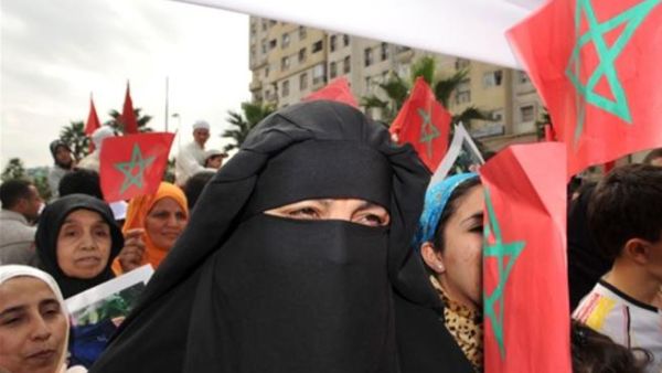 امرأة منقبة في مظاهرات في الدار البيضاء ضد التحقيق في اشتباكات عنيفة بين قوات الأمن وسكان الصحراء الغربية عن طريق الأمم المتحدة. امرأة منقبة في مظاهرات في الدار البيضاء ضد التحقيق في اشتباكات عنيفة بين قوات الأمن وسكان الصحراء الغربية عن طريق الأمم المتحدة.