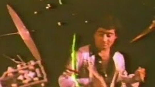 صورة قديمة تظهر أحمد عز وهو يعزف على الطبل!!