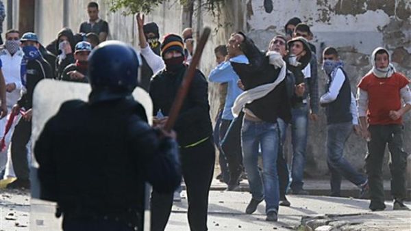 مواجهات بين الشرطة والمتظاهرين في الجزائر. مواجهات بين الشرطة والمتظاهرين في الجزائر.