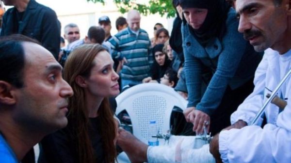 أنجلينا جولي تزور معسكرات اللاجئين السوريين في تركيا. أنجلينا جولي تزور معسكرات اللاجئين السوريين في تركيا.