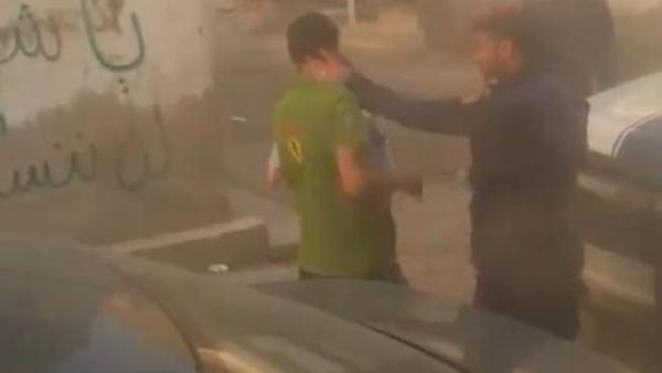 رجل شرطة بحريني يصفع مواطن أمام ابنه رجل شرطة بحريني يصفع مواطن أمام ابنه