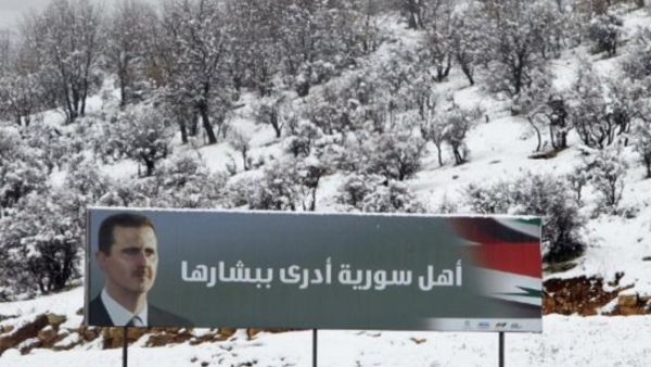 بوستر تأييد لرأس النظام السوري.