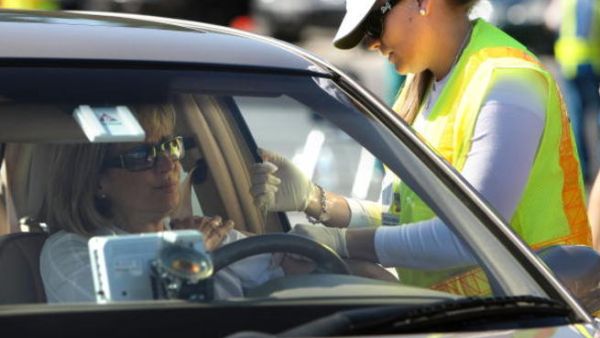 لا تسمح القوانين السعودية للمرأة بقيادة السيارة! لا تسمح القوانين السعودية للمرأة بقيادة السيارة!