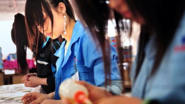 عاملات في مصنع صيني.