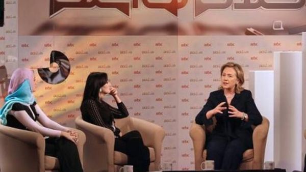 ظهرت هيلاري كلينتون كضيفة في برنامج كلام نواعم الشهير الذي يعرض على تلفزيون الإم. بي. سي.  ظهرت هيلاري كلينتون كضيفة في برنامج كلام نواعم الشهير الذي يعرض على تلفزيون الإم. بي. سي.