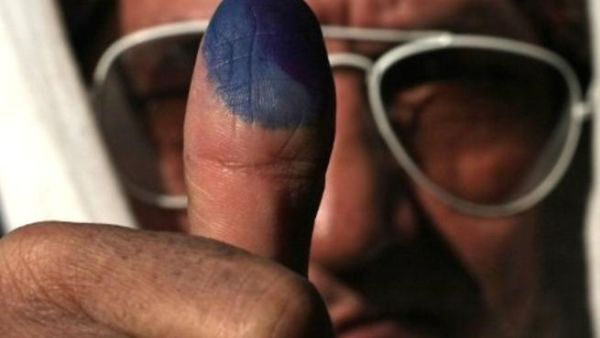 اصبع مغمس بالحبر كدليل على مشاركة صاحبها في التصويت في انتخابات مجلس الشعب المصري اليوم.