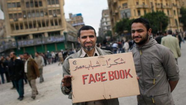 بدأت مظاهرات الـ25 من يناير بدعوة على موقع الفيس بوك. بدأت مظاهرات الـ25 من يناير بدعوة على موقع الفيس بوك.