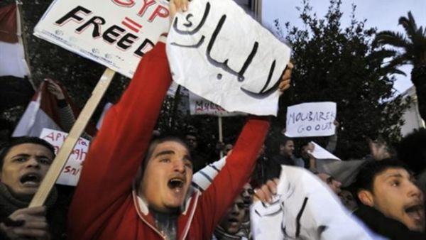 هتافات المتظاهرين: ارحل يا مبارك.